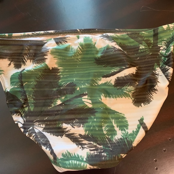 Bikini - Picture 3 of 4